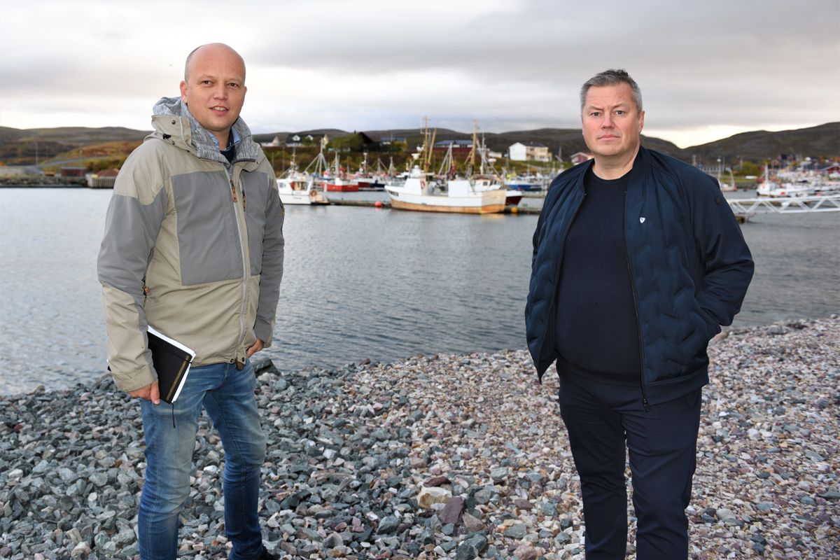 – Det er ikke sikkert våre innbyggere kjenner seg igjen i det nasjonale mediebildet, sier ordfører Ronald Wærnes (Sp) i Båtsfjord. Her sammen med Sp-leder Trygve Slagsvold Vedum som besøkte Båtsfjord i september 2020.