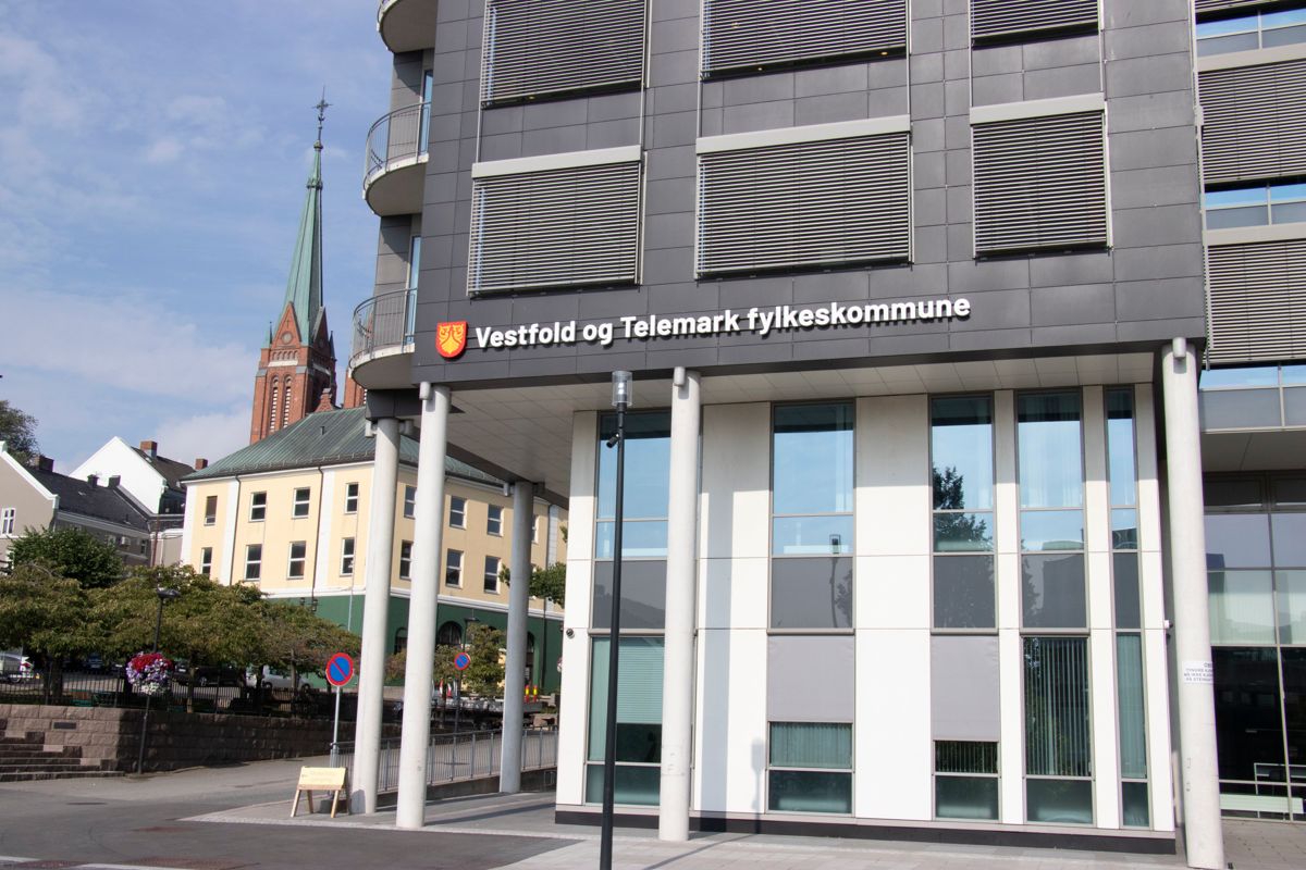 Økonomidirektør Rune Hjertaas har tatt ut stevning mot Vestfold og Telemark fylkeskommune for ugyldig oppsigelse.