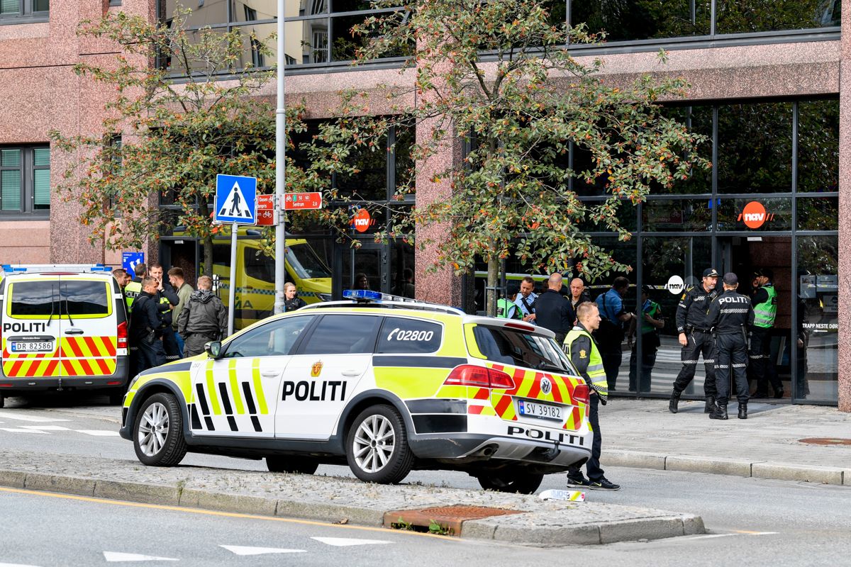 Væpnet politi og øvrige nødetater har vært på Nav Årstad mandag formiddag.