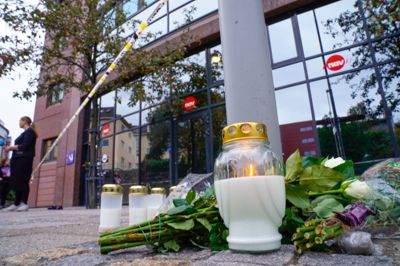 Blomster er lagt ned ved et Nav-kontor på Danmarksplass i Bergen, etter at en av de ansatte ble drept på jobb.