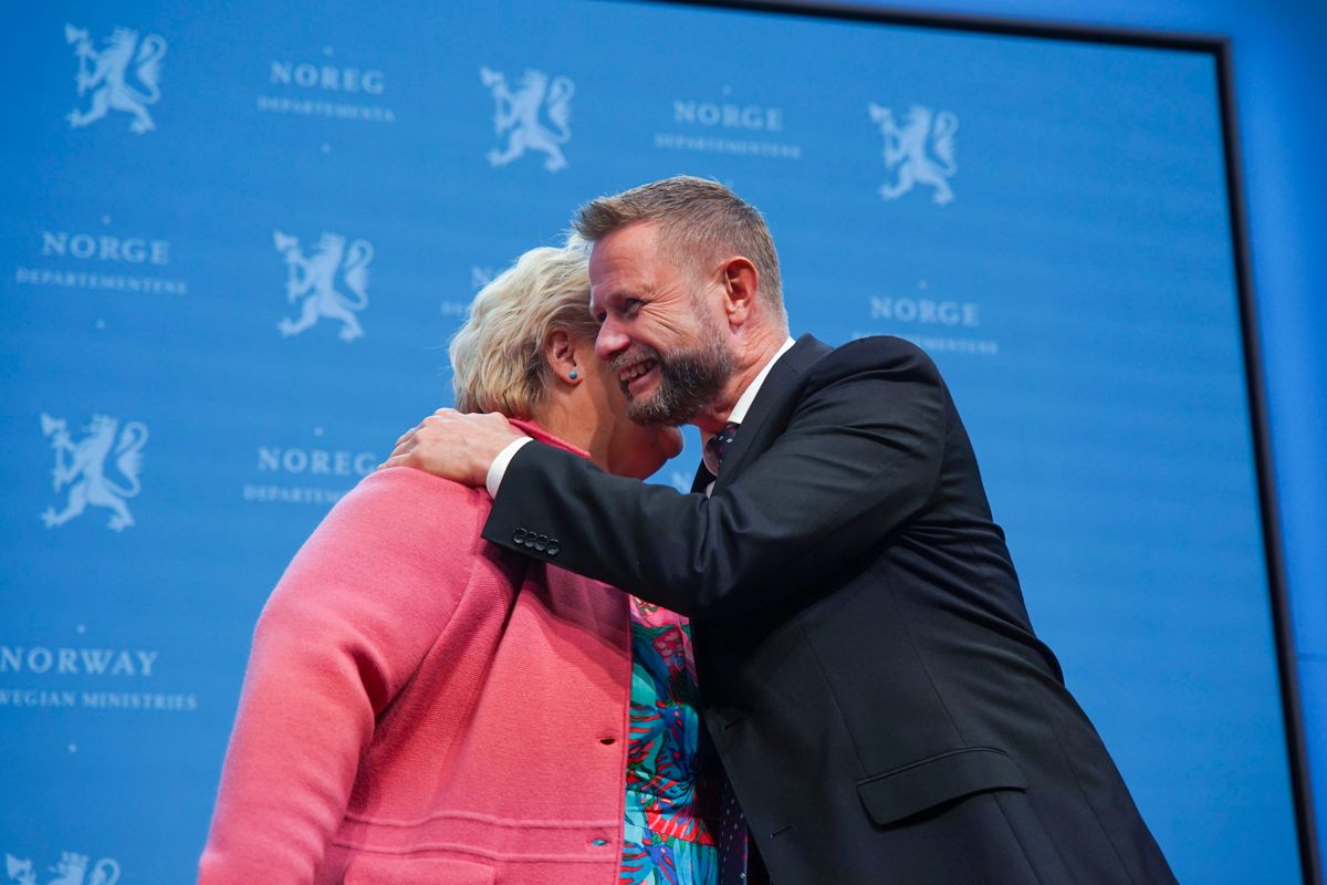 Statsminister Erna Solberg og helseminister Bent Høie gir hverandre en klem under pressekonferanse om koronasituasjonen fredag.