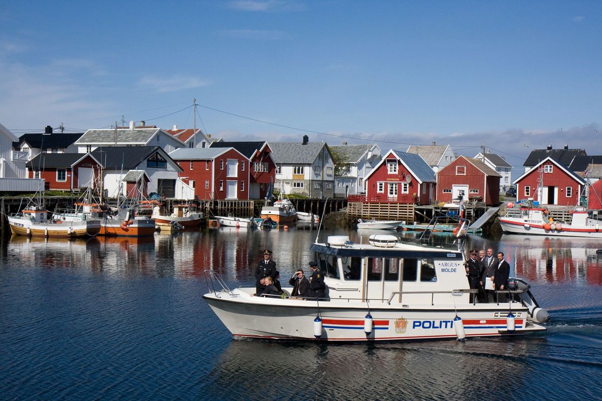 Øykommunen Smøla får ikke ofte kongelig besøk. Men i 2008 var Kronprins Haakon Magnus innom fiskeværet Veiholmen, etter å ha besøkt Haugjegla fyr.