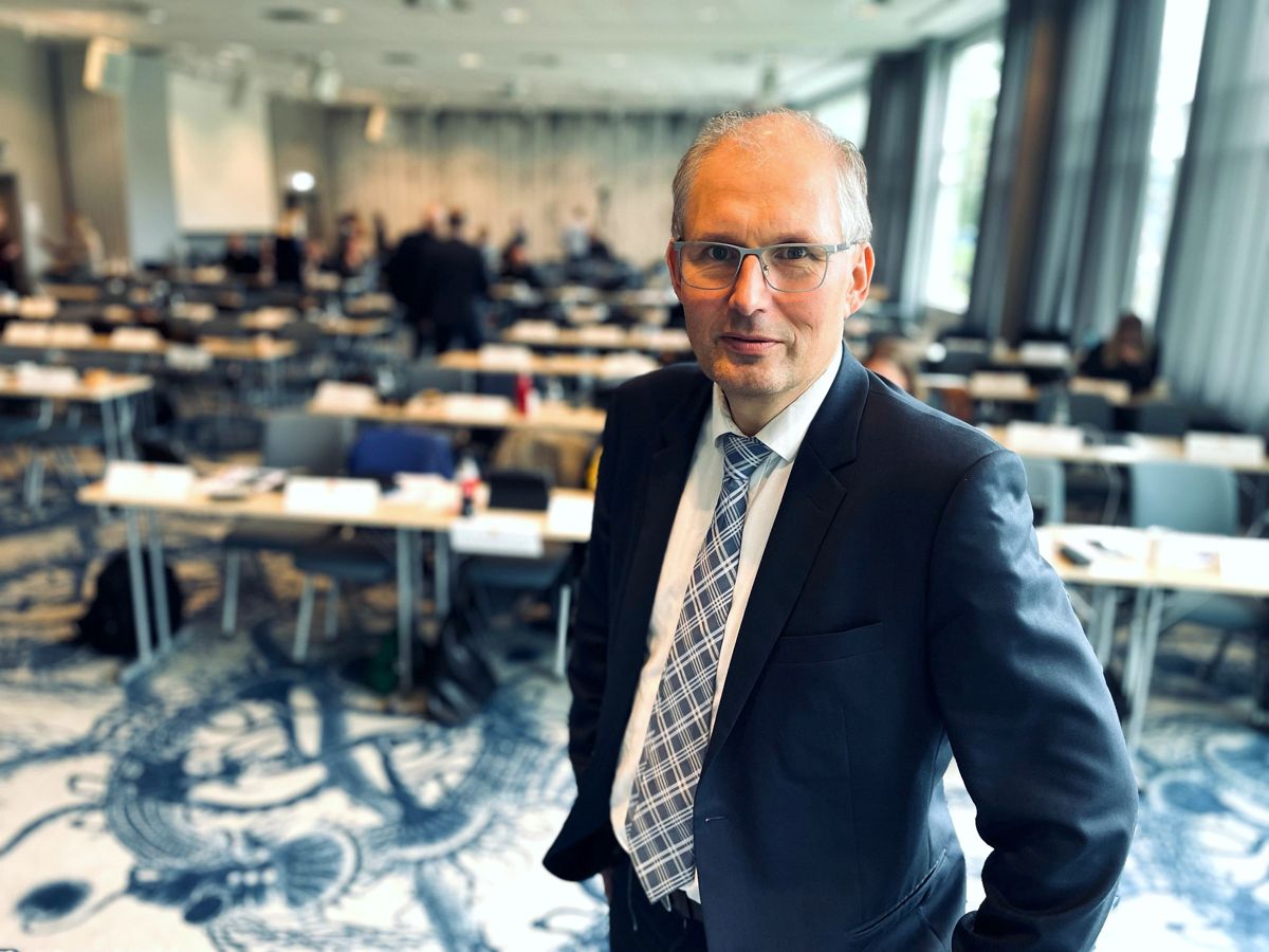 Fylkesordfører i Vestfold og Telemark Terje Riis- Johansen (Sp) setter opp en sak om folkeavstemning i desembermøtet.