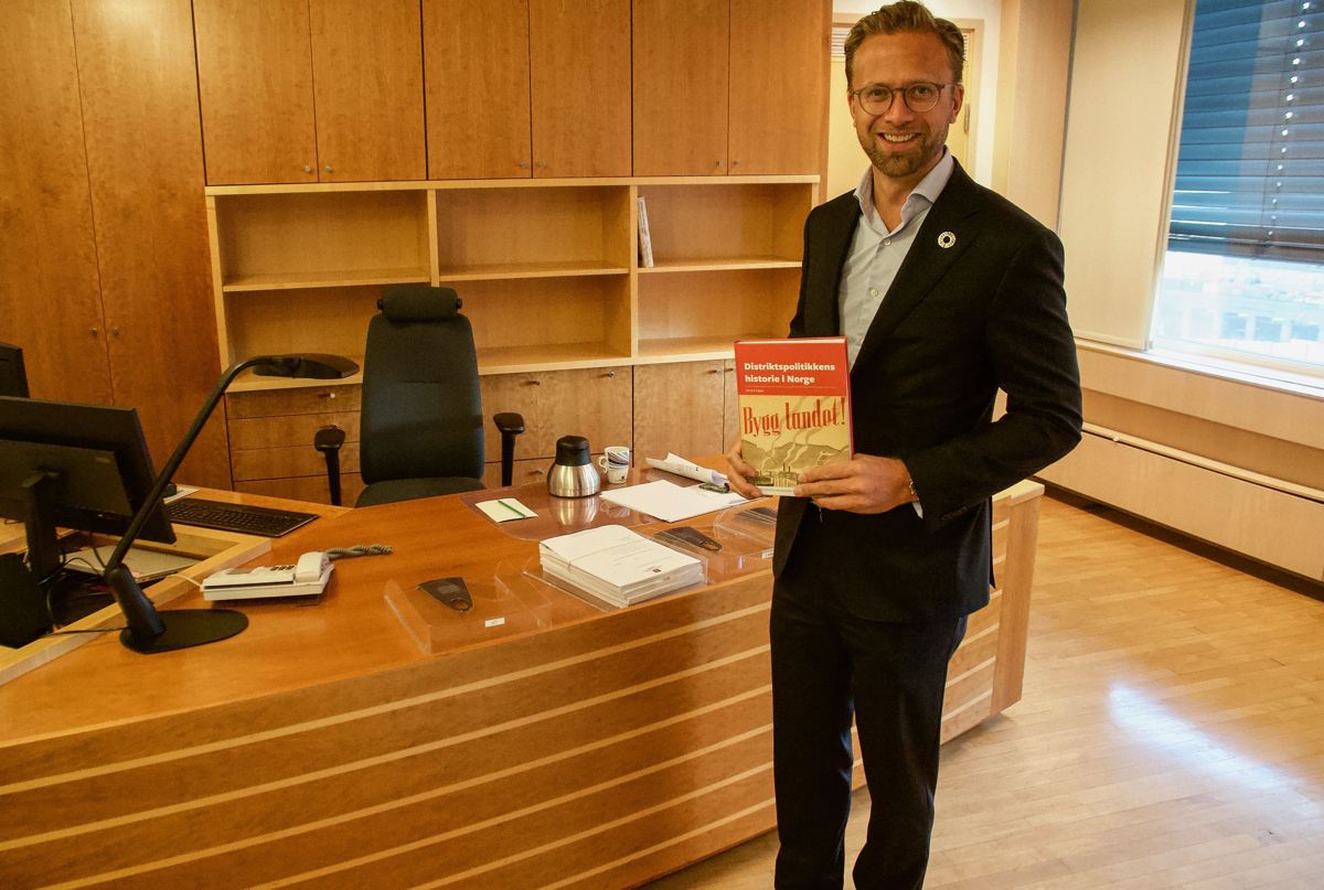 Nikolai Astrup, avtroppende kommunal- og moderniseringsminister, er så godt som ferdig med å rydde statsrådskontoret, men en historiebok om distriktspolitikkens historie blir liggende igjen.