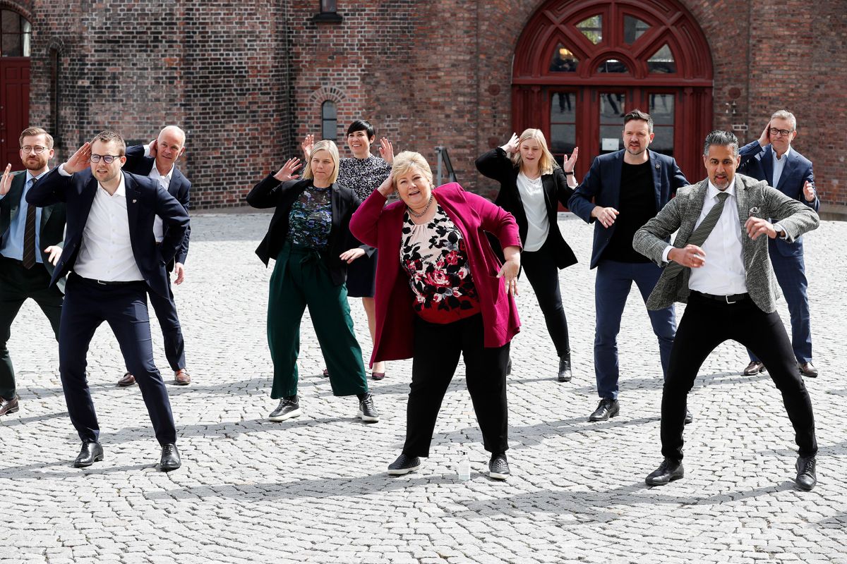 Statsrådslivet byr på mange utfordringer. Her varmer regjeringen Solberg opp til 17. mai 2020 ved å bidra til NRK Supers musikkvideo «Til Dovre faller».