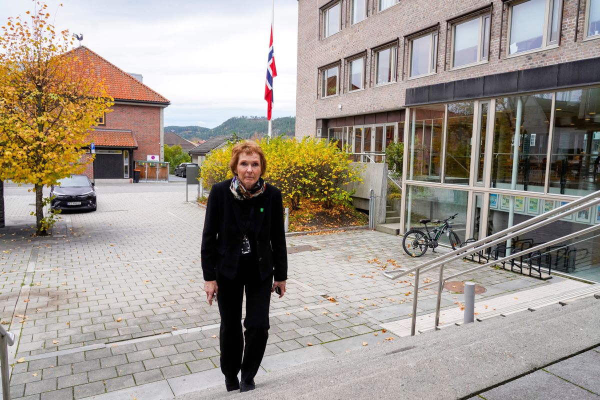 Flagget på halv stang bak ordfører Kari Anne Sand i Kongsberg, dagen etter at en mann drepte fem personer i byen onsdag kveld.