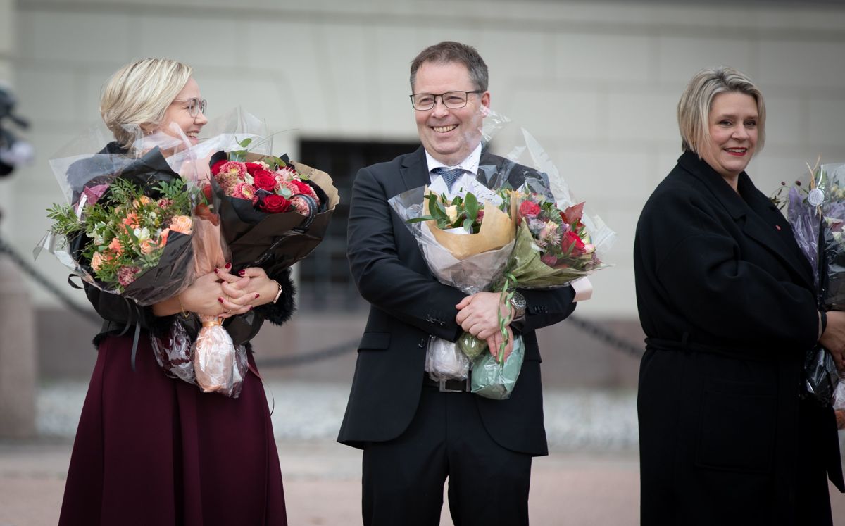 Kommunal- og distriktsminister Bjørn Arild Gram (Sp) får med seg mange regjeringskolleger med lokalpolitisk erfaring. Her ser vi helse- og omsorgsminister Ingvild Kjerkol (Ap) til venstre. Hun har bakgrunn fra lokalpolitikken i Stjørdal og Nord-Trøndelag. Olje- og enerminister Marte Mjøs Persen (Ap) var inntil nylig ordfører i Bergen.