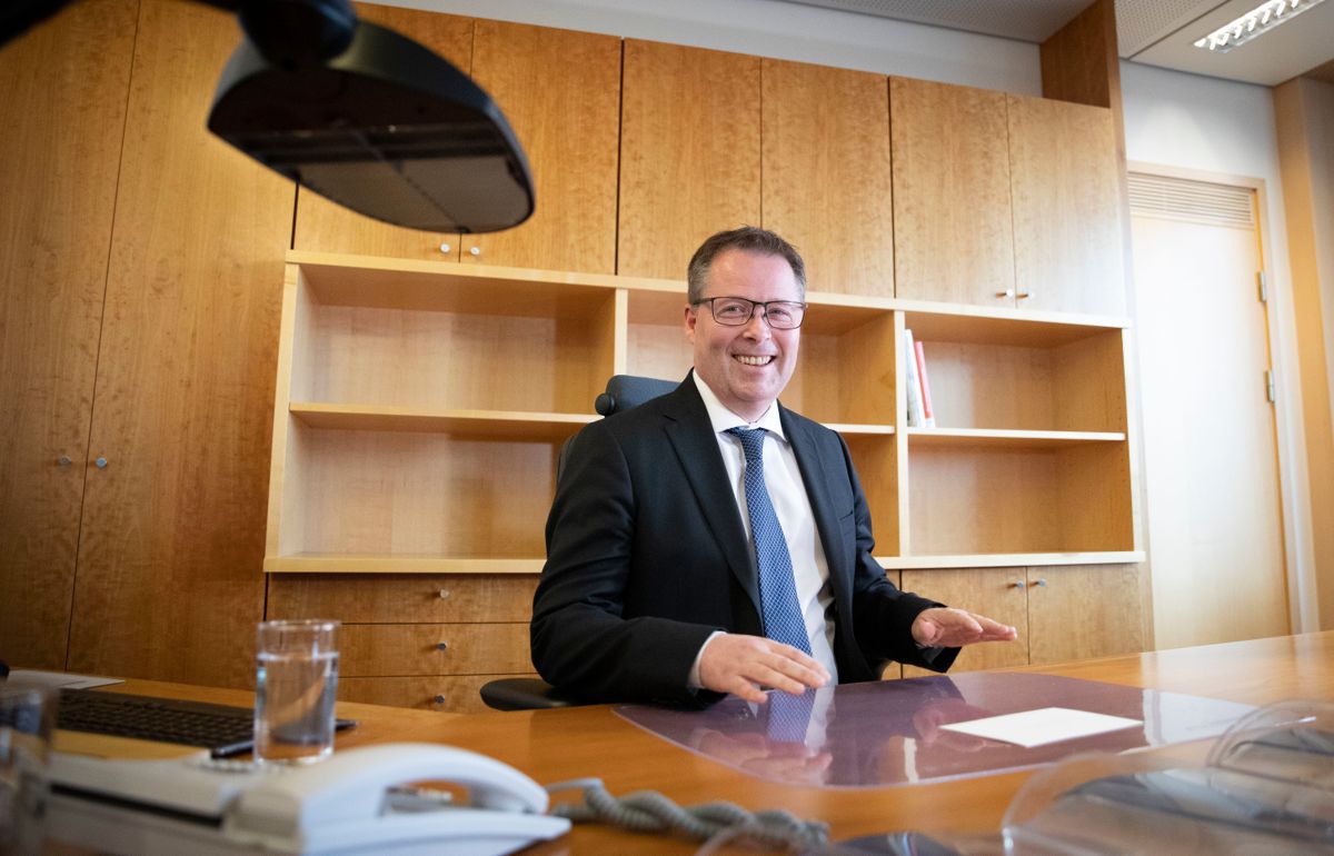 Kommunalminister Bjørn Arild Gram (Sp) prøvesitter statsrådsstolen for første gang og finner seg tilsynelatende godt til rette.