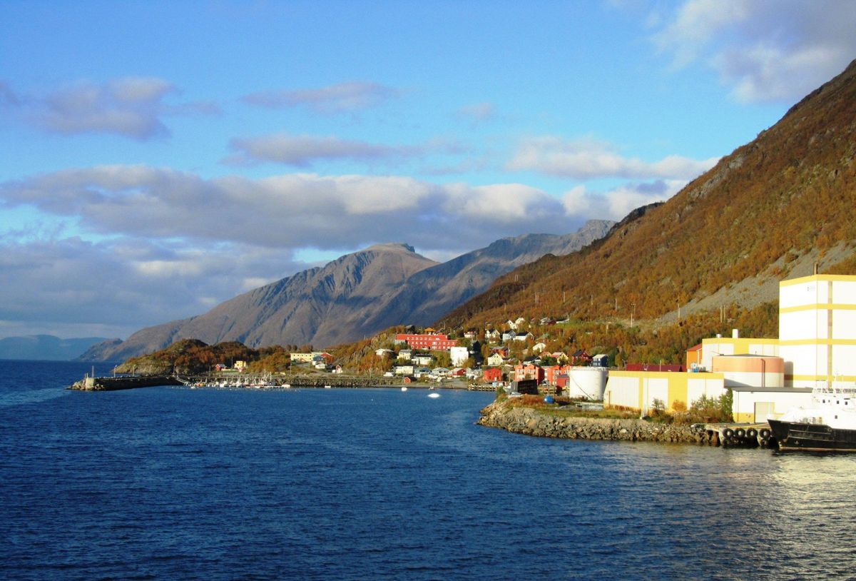 Loppa kommune fikk fem pålegg etter at Arkivverket hadde vært på tilsynsbesøk. Disse må være rettet opp i innen 1. juni neste år. Her fra kommunesenteret Øksfjord.