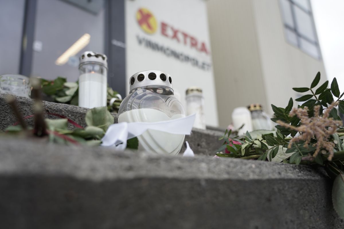 Blomster og lys på et av åstedene i Kongsberg, der en mann drepte fem personer onsdag.