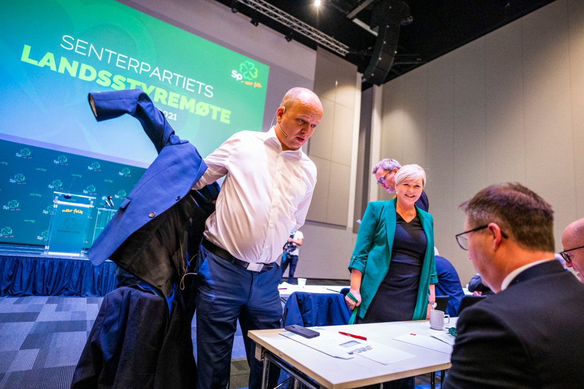 Finansminister og partileder Trygve Slagsvold Vedum under til Senterpartiets landsstyremøte på Gardermoen fredag. Her står han sammen med utviklingsminister Anne Beate Tvinnereim og kommunal- og distriktsminister Bjpørn Arild Gram.