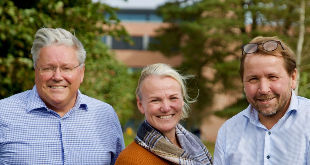 Forskerne Morten Øgård (f.v.), Linda Hye, Are Vegard Haug og Harald Baldersheim (ikke med på bildet) ved Universitetet i Agder (UiA) har sett nærmere på den kommunale mellomlederen.
