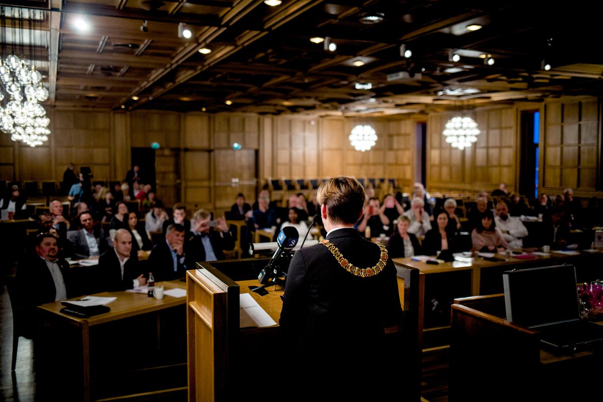 Alle er ikke like fornøyd med måten politikerne behandler hverandre på i kommunestyrene, viser Kommunal Rapports lokalpolitikerundersøkelse. Det gjelder også i Ålesund, der dette bildet er fra.