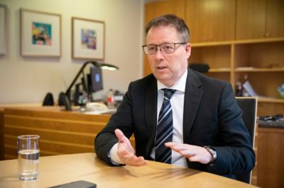 Kommunal- og distriktsminister Bjørn Arild Gram (Sp) garanterer ikke at han vil ta hele regningen for oppløsning av fylkeskommuner og kommuner.