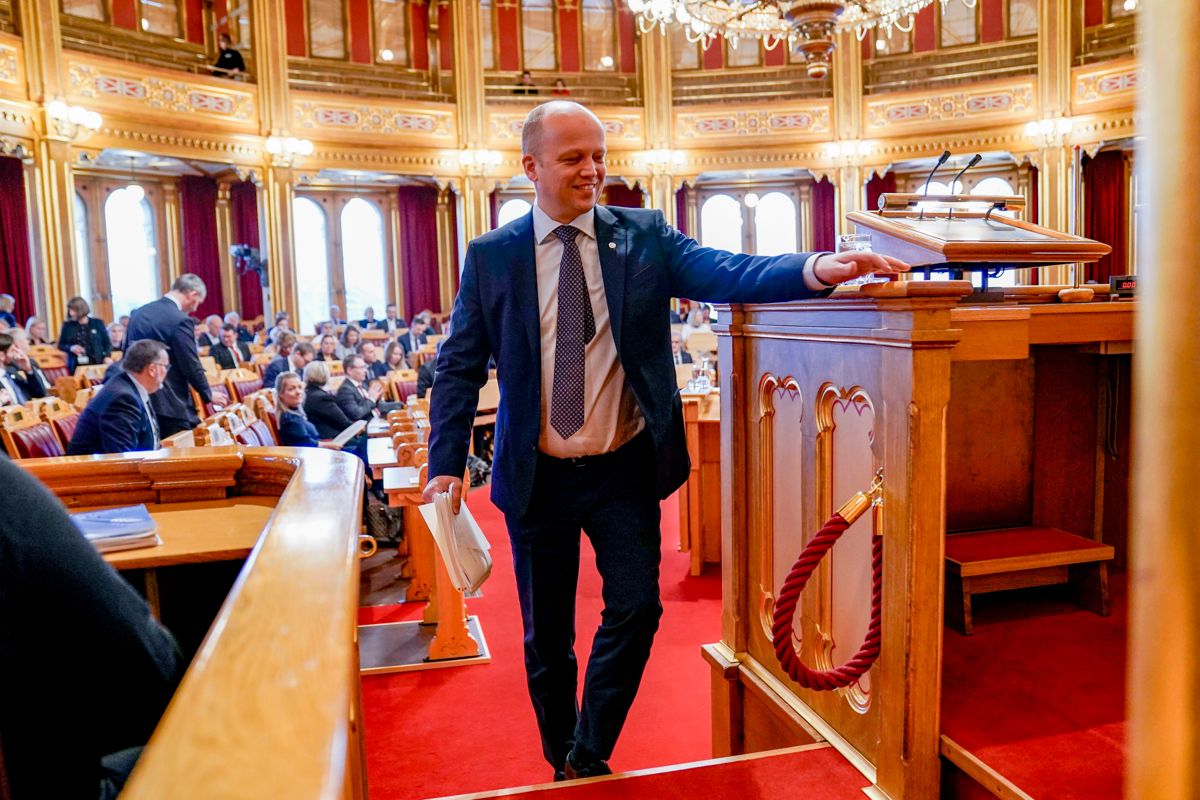Finansminister Trygve Slagsvold Vedum i Stortinget mandag på vei for å legge fram sine endringsforslag til statsbudsjettet for 2022.