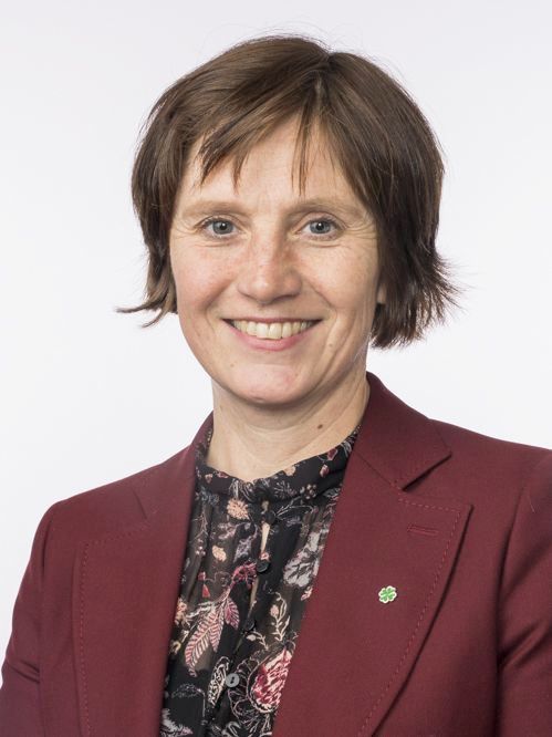 Barne- og familieminister Kjersti Toppe (Sp) lover å følge godt med så kommunene får de pengene de trenger til barnevernsreformen.