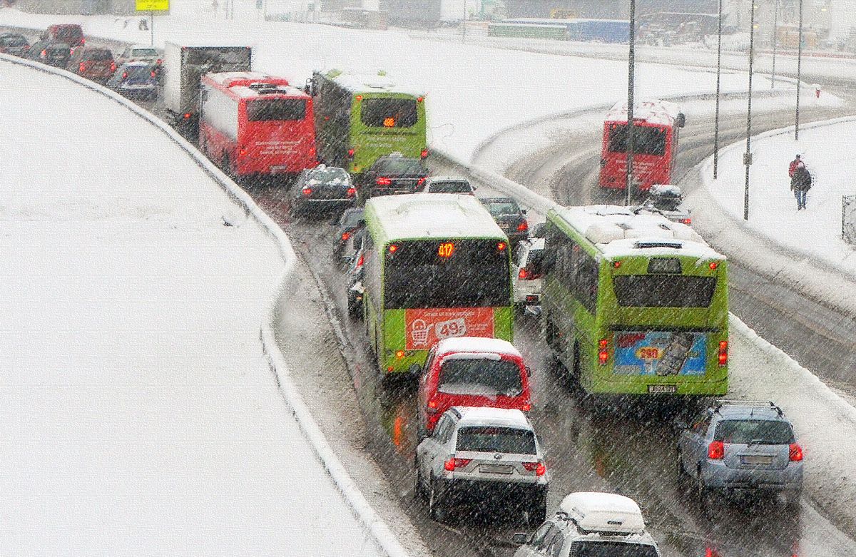 Flertallet på Stortinget må få på plass en håndsrekning til kollektivselskapene, slik at de ikke tvinges til kutt, mener Kommunal Rapport.