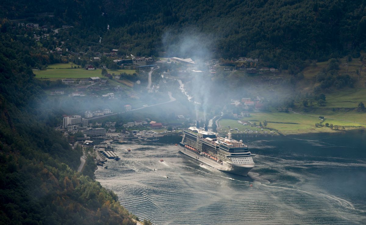 Cruiseskipet Celebrity Eclipse på besøk i Geiranger, en av to norske verdensarvfjorder. Båten spyr ut røyk fra hjelpemotorene når den ligger stille.