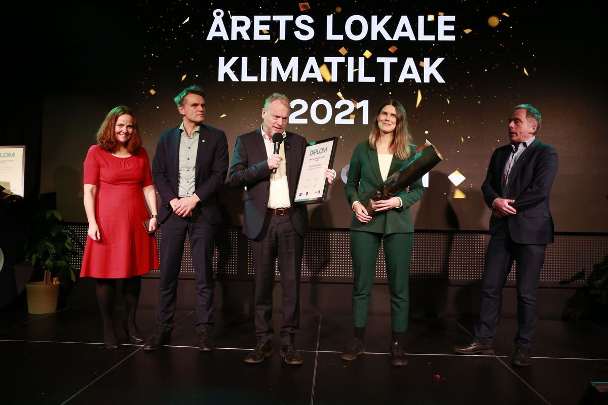 Oslo kommune mottar pris for Årets lokale klimatiltak 2021 Zerokonferansen i Oslo 24. november. Fra venstre direktør i klimaetaten Heidi Sørensen, byråd Einar Wilhelmsen, byrådsleder Raymond Johansen, byråd Sirin Stav og Helge Eide fra KS.