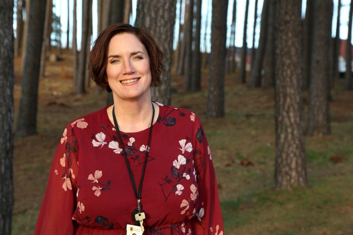 Leder av vaksinasjonssenteret i Sarpsborg kommune, Rebecca Skauge, er vinner av Årets kommuneprofil 2021.