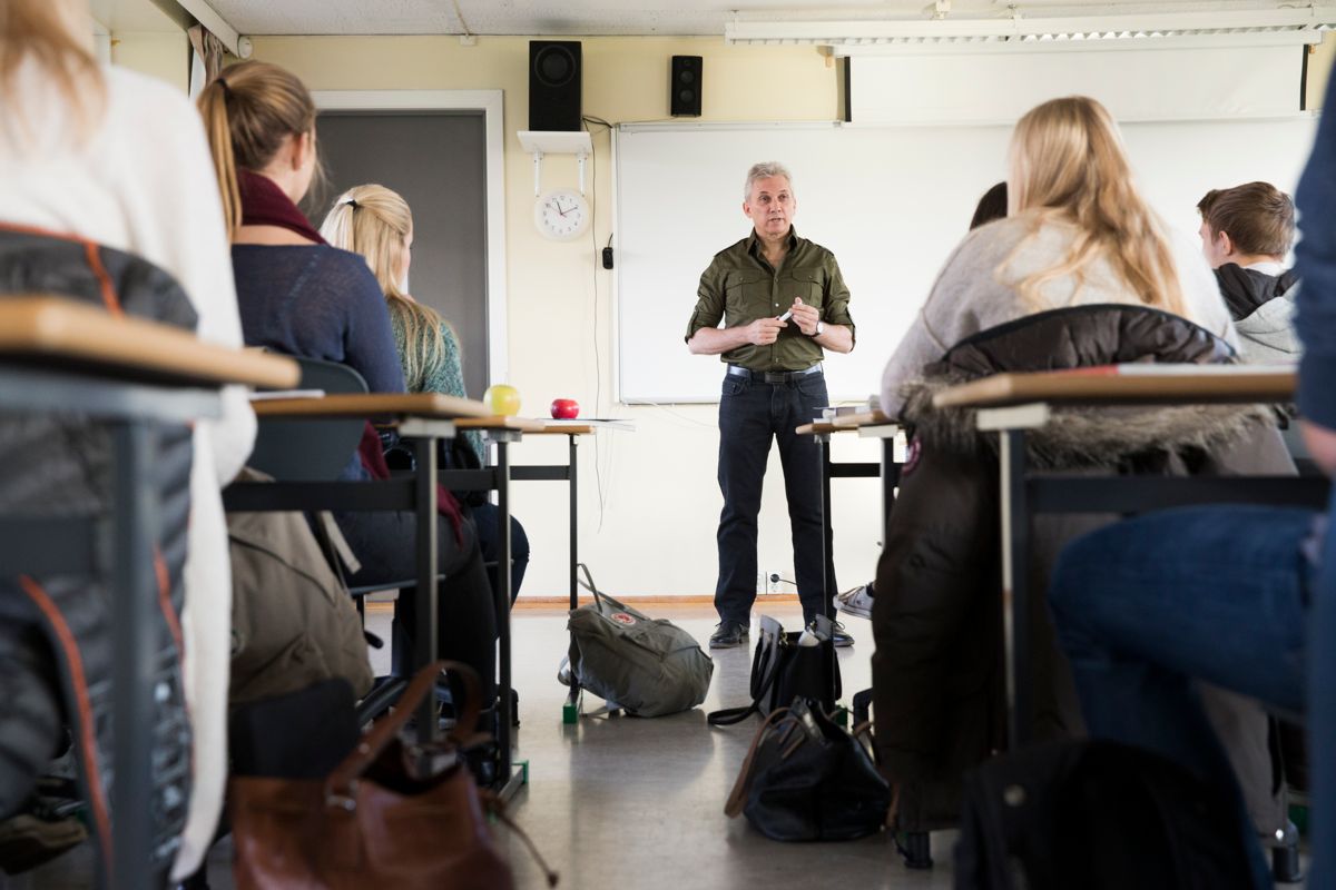 KS unnlater å nevne at i utgangspunktet gjennomføres mer enn 16.000 av undervisningsårsverkene i grunnskolen og videregående skole av ansatte uten lærerutdanning, skriver Steffen Handal.