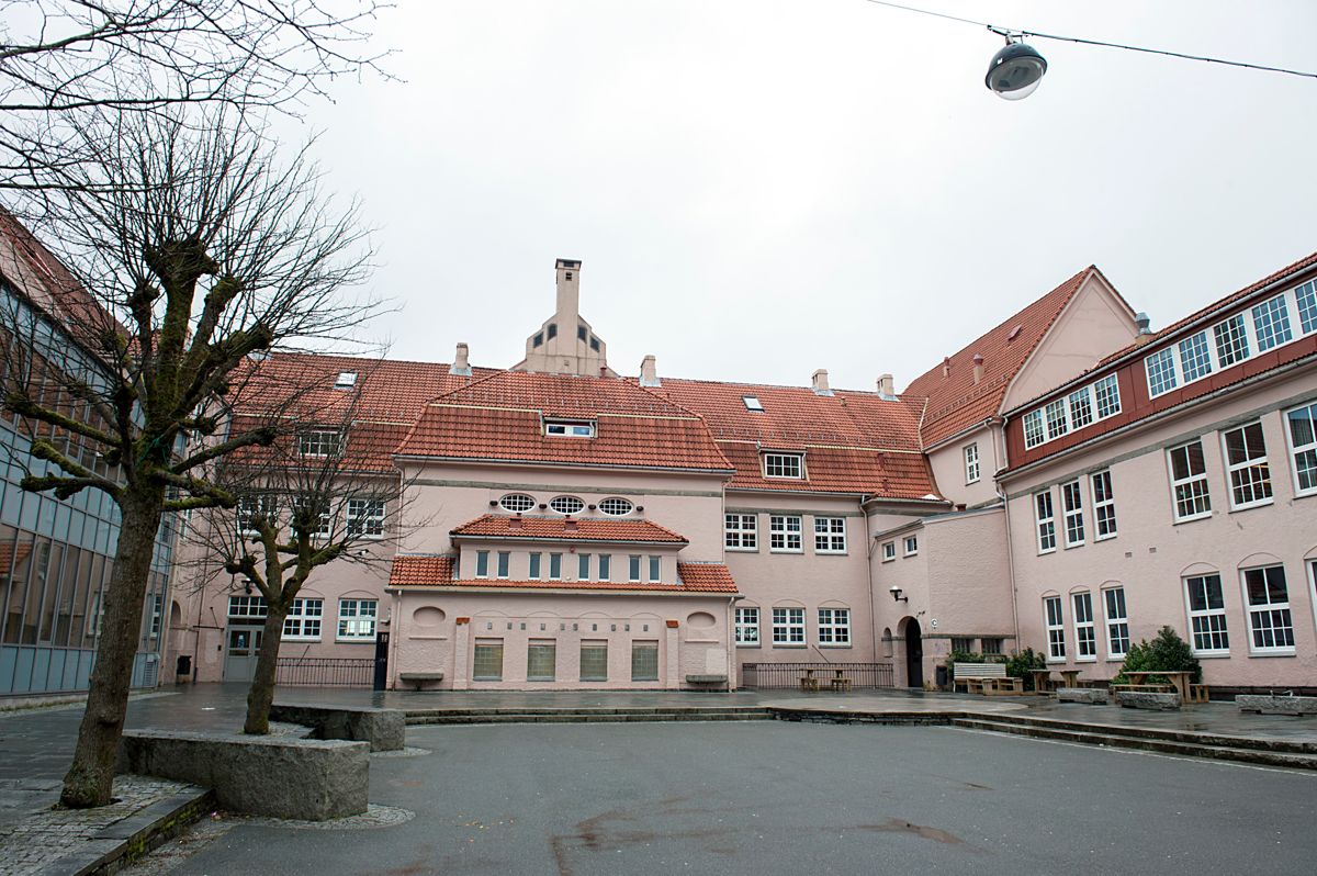 I mars ble Rothaugen skole stengt på grunn av koronaviruset. Nå varsler kommuneledelsen i Bergen og andre kommuner at kommunale tjenester på nytt er truet.