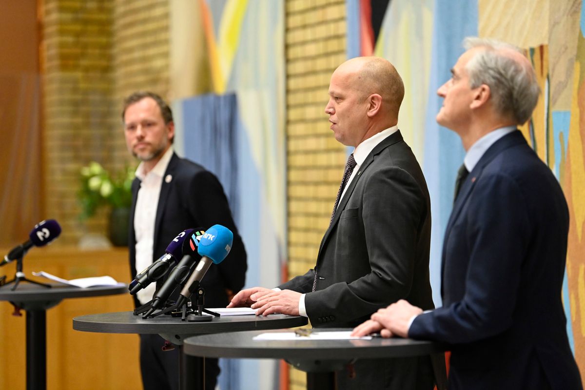 Statsminister Jonas Gahr Støre (Ap), finansminister Trygve Slagsvold Vedum (Sp) og Audun Lysbakken (Sv) under en pressekonferanse i Vandrehallen på Stortinget etter at partiene har kommet til enighet i forhandlingene om statsbudsjettet.