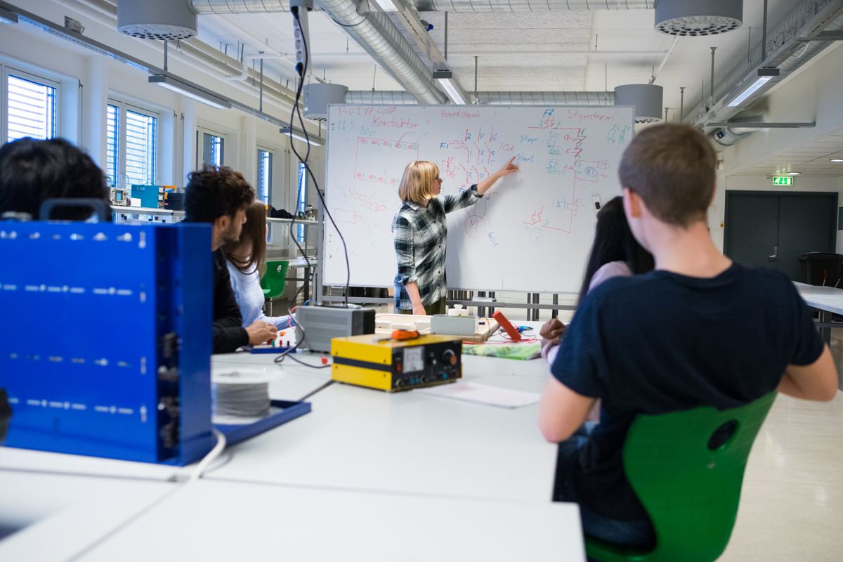 Vi mener det må finnes mer enn én vei til å bli en god lærer. En ingeniør med pedagogikk kan være en vel så god naturfagslærer som en med kjemi og fysikk fra lærerhøyskolen, skriver Tor Arne Gangsø.
