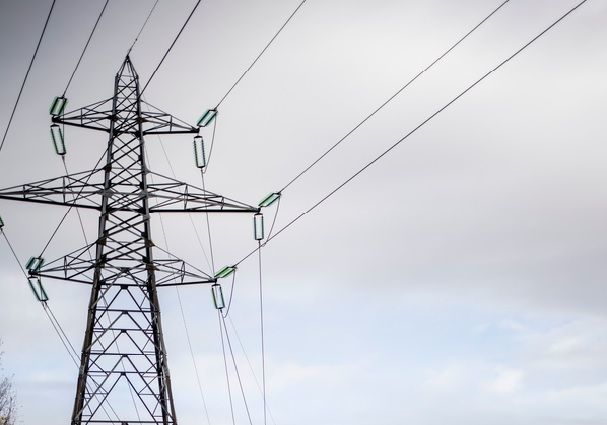 Flere kommuner tar grep etter rekordhøye strømpriser.