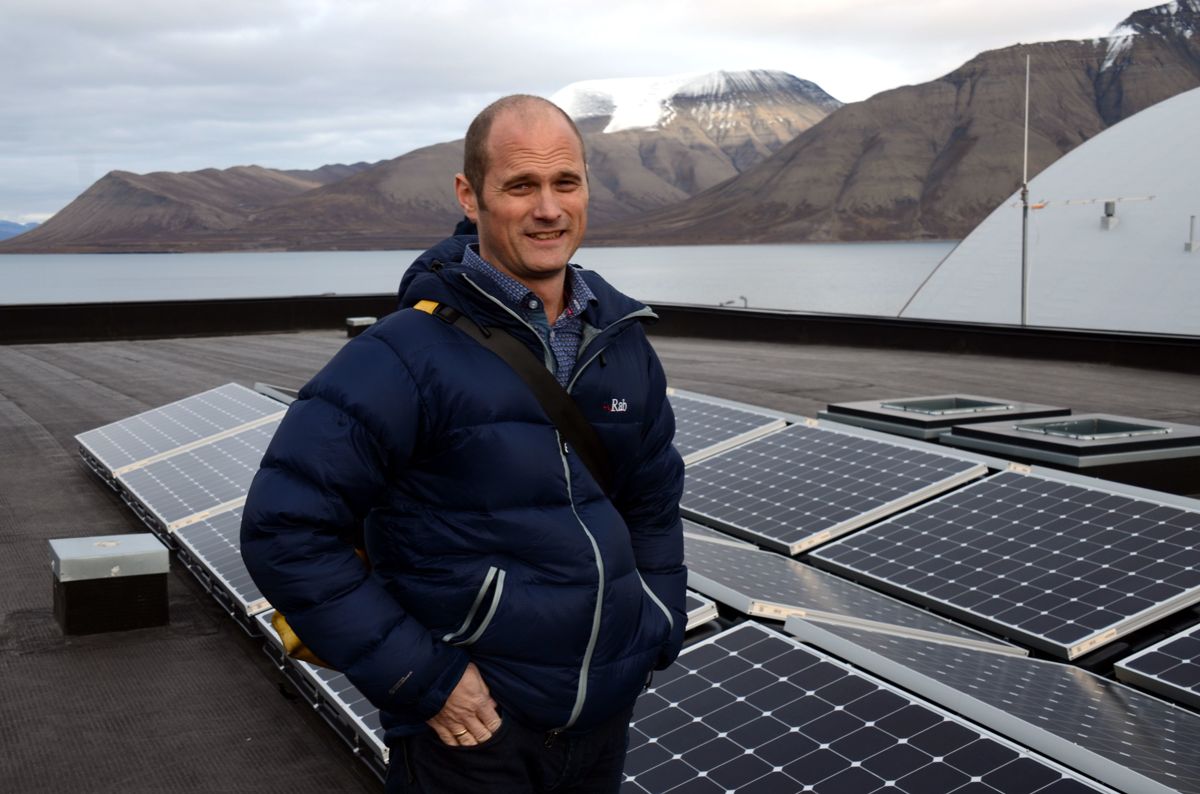 – Solceller er lønnsomt i nesten alle større bygg og potensialet er stort. Kombinert med vannkraft vil solenergi gi større forsyningssikkerhet og mer stabile strømpriser, mener seniorrådgiver Bjørn Thorud i Multiconsult. Bildet er tatt på Svalbard, der solceller om sommeren kombineres med vindkraft om vinteren.