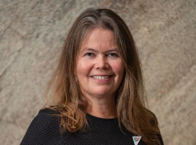 Varaordfører Vibeke Johnsen (SV) sitter i ansettelsesutvalget i Sogndal. I utvalget innstilte hun på en annen kandidat enn den hun stemte på da kommunestyret avgjorde ansettelsen.