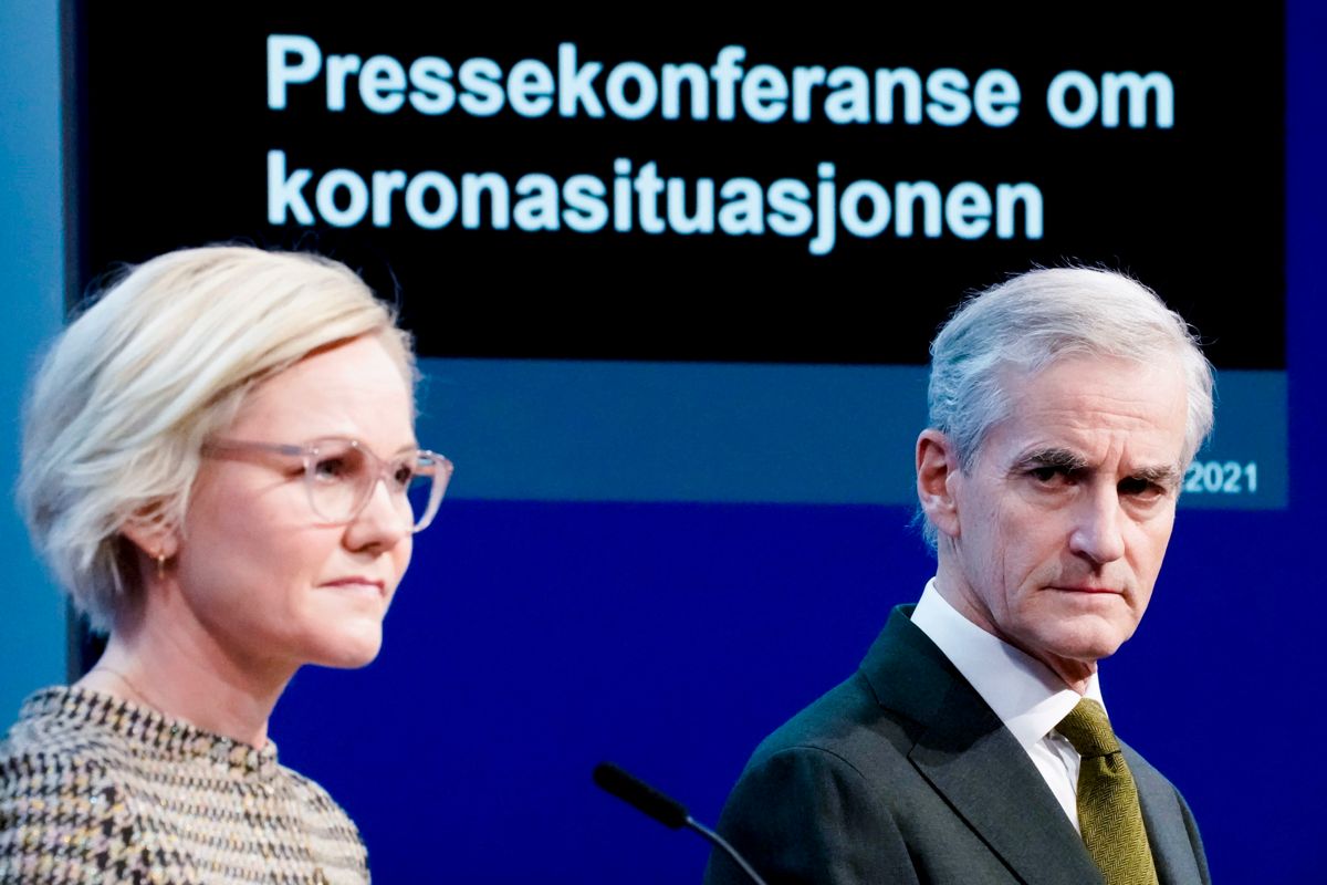 Helse- og omsorgsminister Ingvild Kjerkol (Ap) og statsminister Jonas Gahr Støre (Ap) under pressekonferanse om koronasituasjonen mandag.