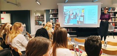Skolebiblioteket ved Elvebakken videregående skole i Oslo er en av de fire bibliotekene som er nominert til Årets bibliotek 2021.