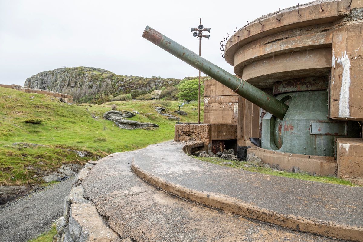 KRIGSMINNE: Tyskerne etablerte Fjøløy fort i 1942. Den siste gjenværende tyske kanonen på øya står i nærheten av turveien. (Foto: Fredrik Naumann/Felix Features)