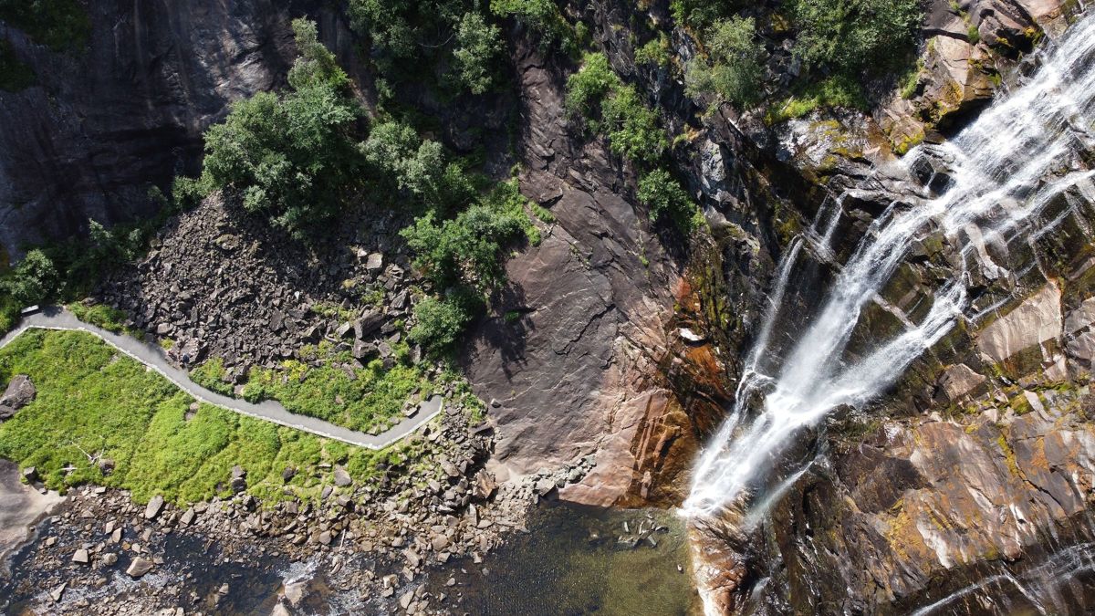 NENNSOMT INNGREP: Naturen spiller førstefiolin i Østengen & Bergo Landskapsarkitekters nennsomme design av den universelt utformede adkomsten til Skjervsfossen. (Foto: Fredrik Naumann/Felix Features)