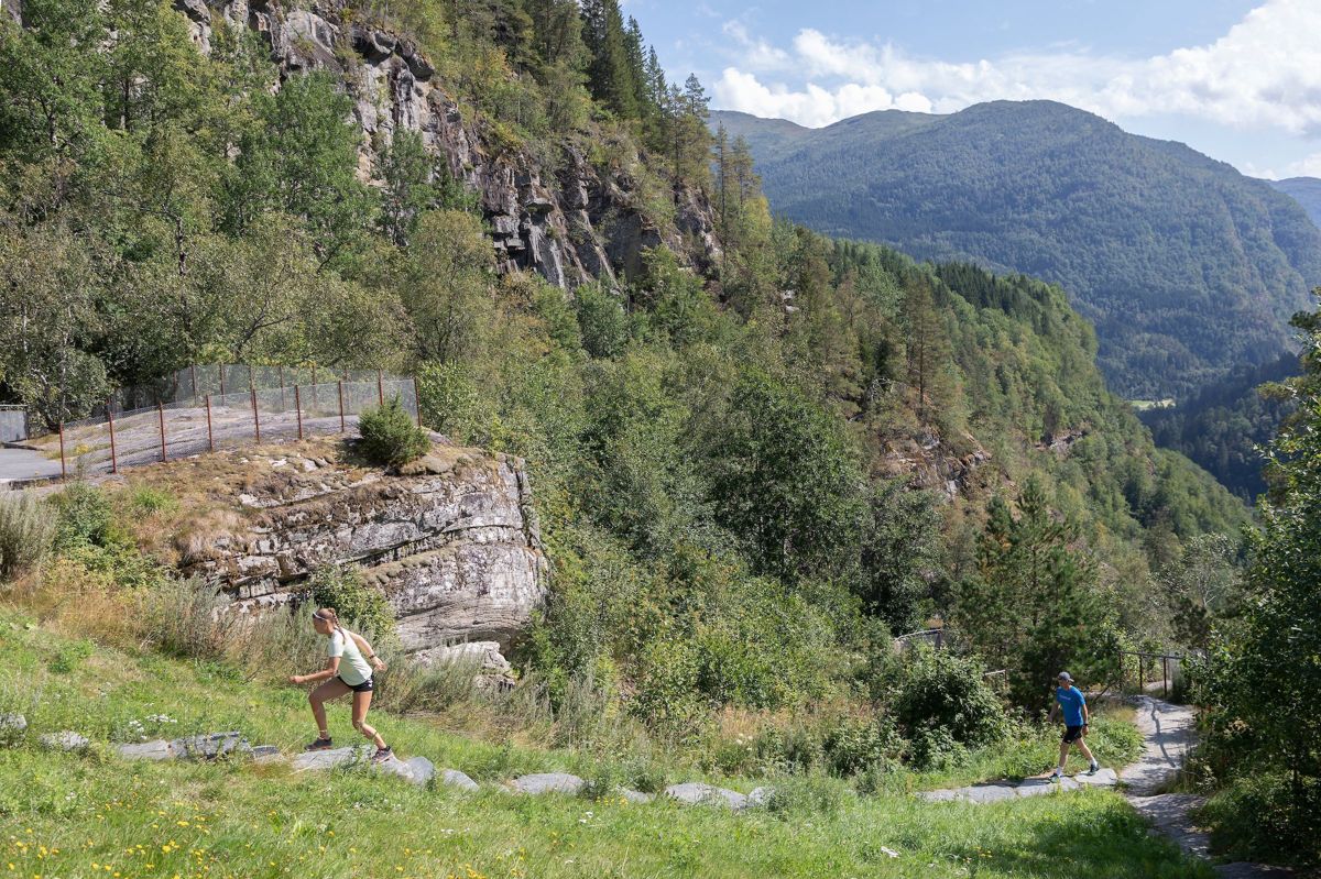 ALLE SKAL TRIVES: I Vossaregionen dreier det meste seg om natur og aktivitet – gjerne de ekstreme variantene! Skjervsfossen har en skjerpatrapp fra bunn til, som er populær til trening. (Foto: Fredrik Naumann/Felix Features)