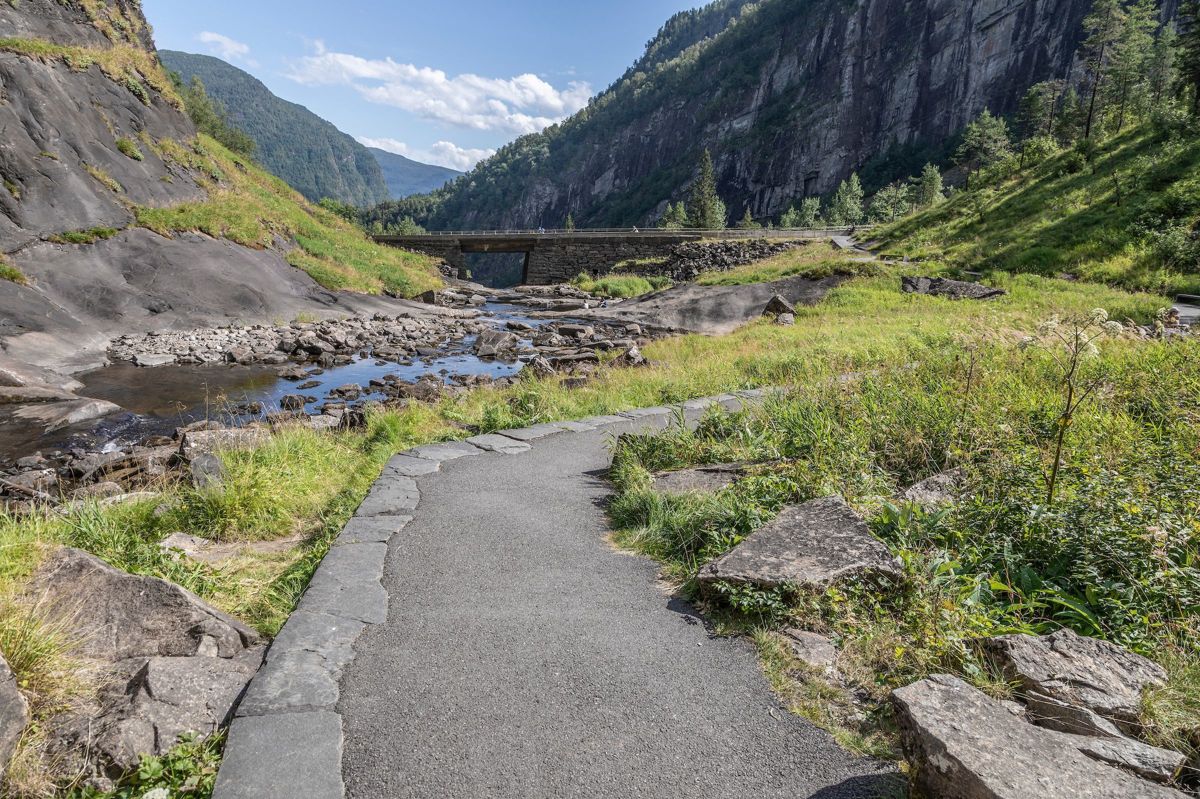 NATURLIGE LEDELINJER: Ved å utnytte landskapet, skapte landskapsarkitektene naturlige ledelinjer. Grønn natur mot sort asfalt gir en visuell ledelinje, vakker kantsteinen en fysisk ledelinje. (Foto: Fredrik Naumann/Felix Features)