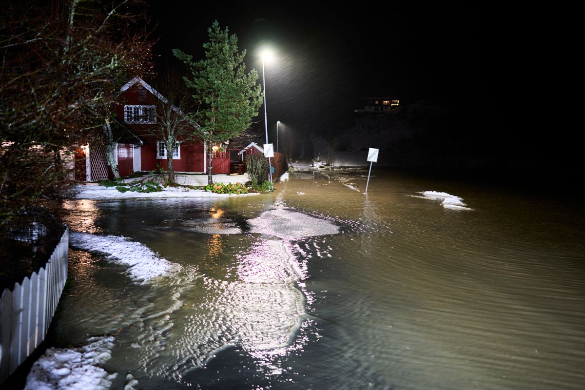 Nabolaget på Fannrem i Orkland kommune i Trøndelag har fått gatene fulle av vann etter at Kvamsbekken har flommet over.