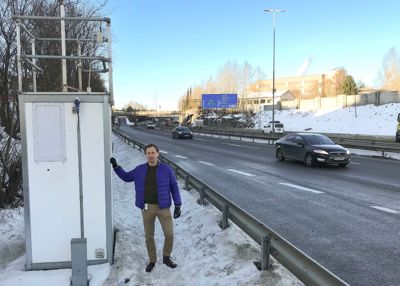 Miljøfartsgrense eller andre nye tiltak må til for å få utslippene av svevestøv ned under de nye grenseverdiene, mener rådgiver Anton Ploshchik i Lørenskog kommune, her står han ved en målestasjon på riksvei 159.