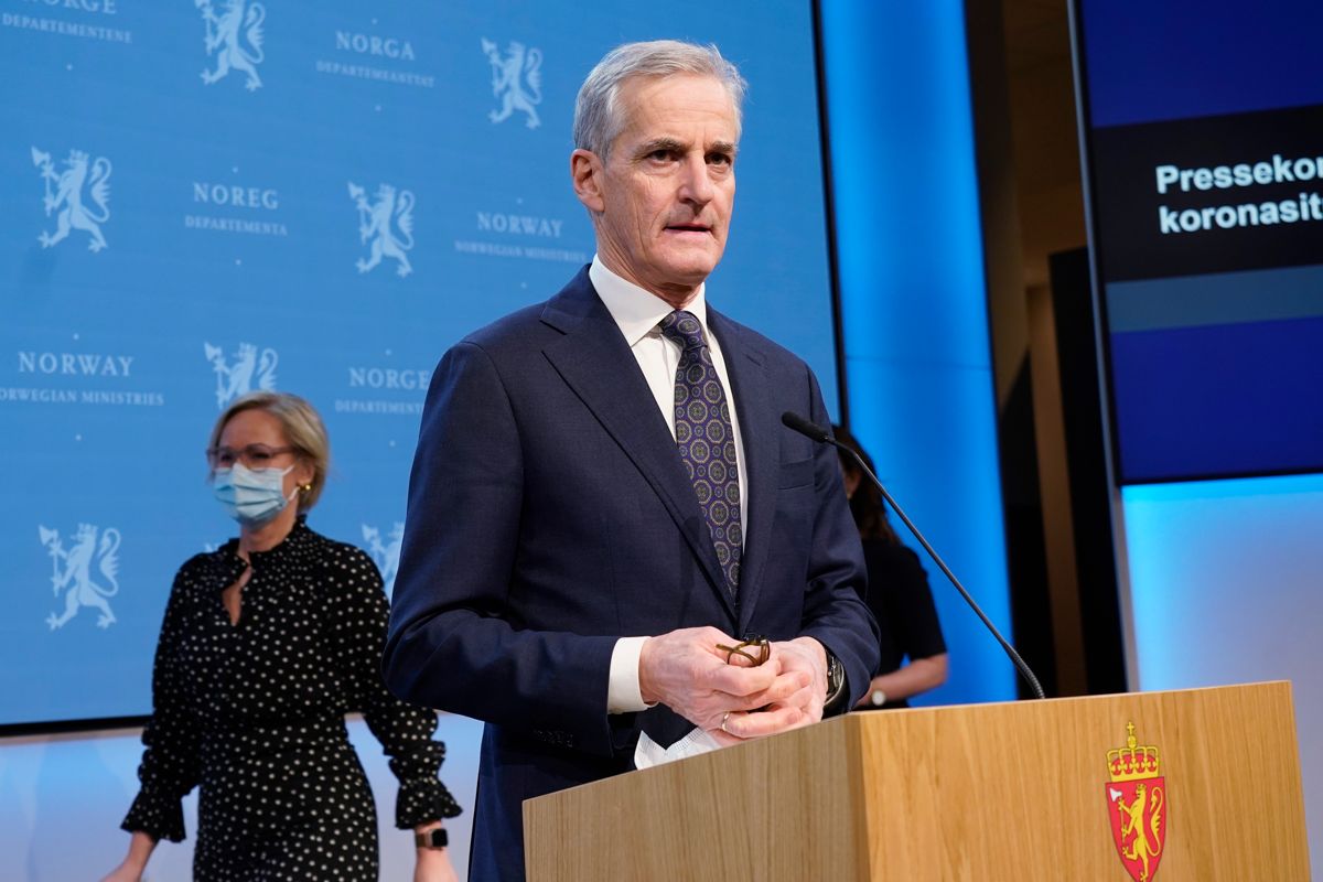 Statsminister Jonas Gahr Støre (Ap) var under torsdagens pressekonferanse klar på at vi fortsatt befinner oss et sted mellom å stenge ned og åpne opp samfunnet . Til venstre helse- og omsorgsminister Ingvild Kjerkol (Ap).