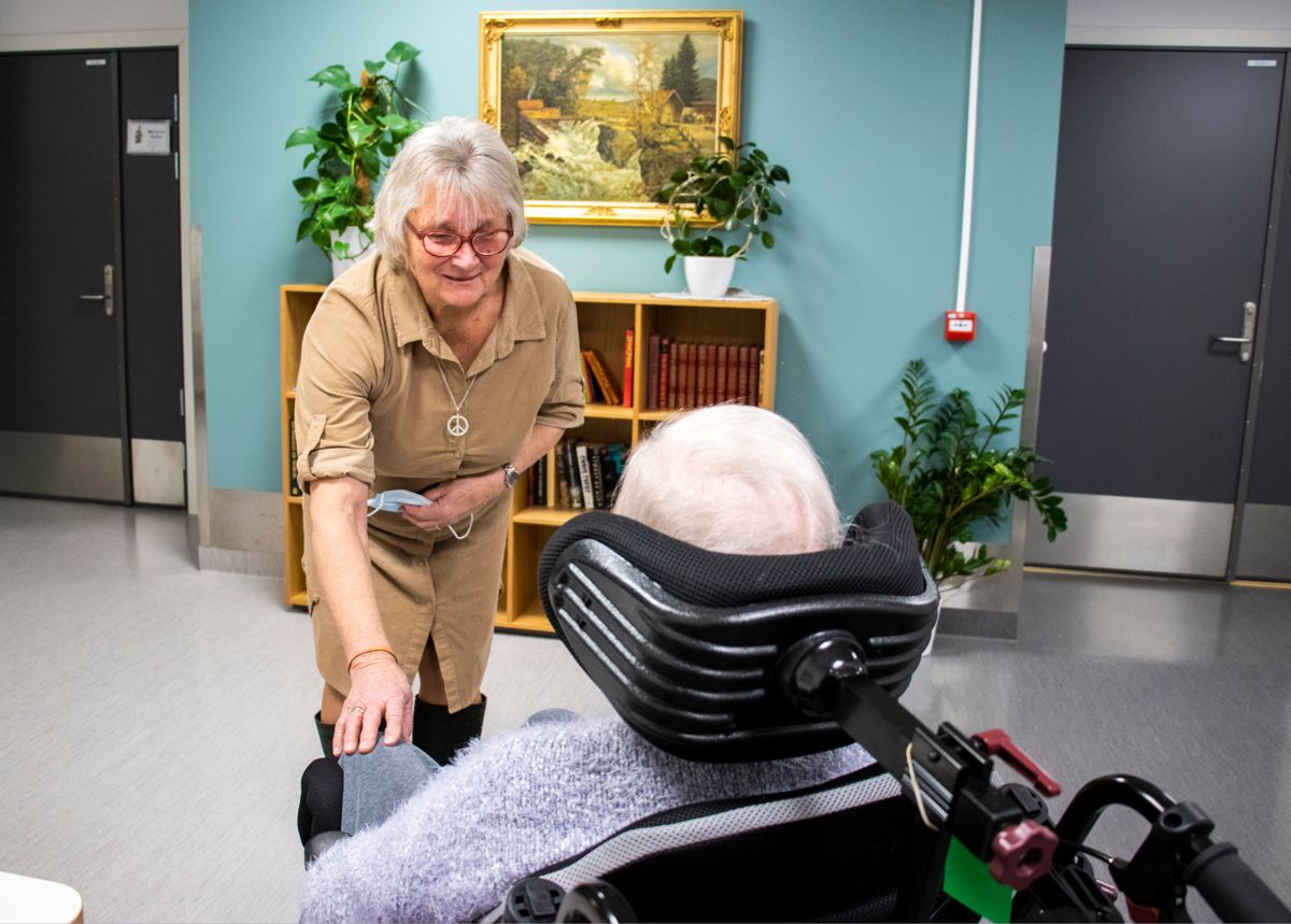 Wenche Nilsen er 70 år, men arbeider fortsatt som sykepleier i Halden kommune.