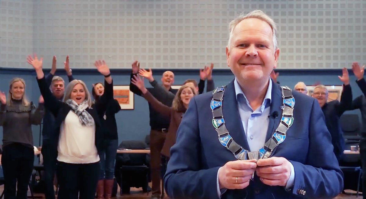 Rådmannsstab og formannskap i Tysvær jublet da ordfører Sigmund Lier (Ap) takket for prisen Årets vertskapskommune for næringsutvikling.