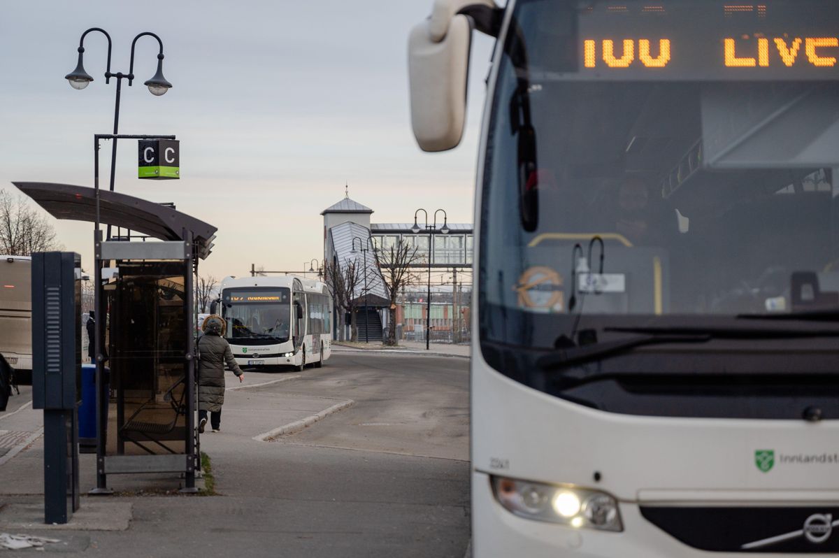 Flere reiser kollektivt igjen, men ikke så mange som før pandemien. – Fylkeskommunene må tilpasse tilbudet til den nye normalen, skriver regjeringen i revidert nasjonalbudsjett. Bildet er fra skysstasjonen i Hamar i fjor høst.