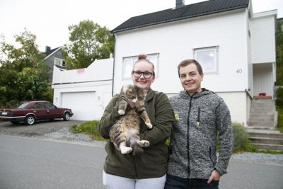 Terese Hammerheivik og Adrian Liverpool Einhaug fikk 200.000 kroner fra Hemnes kommune i etablererstøtte da de kjøpte hus i kommunen. De ønsker å bli boende.