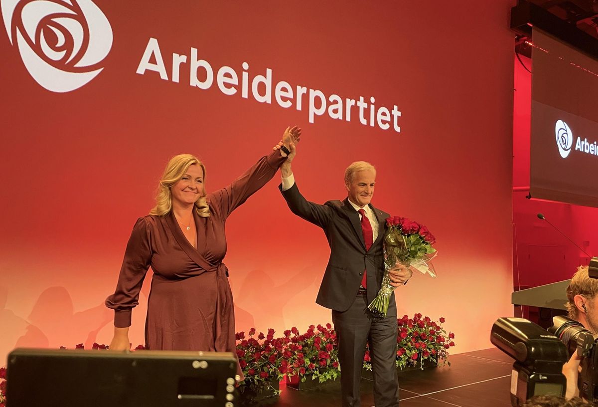 Statsminister Jonas Gahr Støre og partisekretær Kjersti Stenseng kommer til Kristiansand, antakeligvis ikke med armene like høyt i været som under valgvaken i 2021.