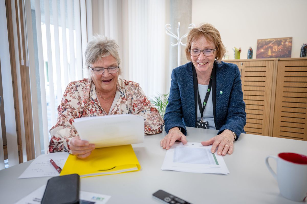 Ordfører Kari Anne Sand (Sp) (t.h.) og rådmann Wenche Grinderud har grunn til å smile når de ser rangeringen i årets Kommunebarometer.