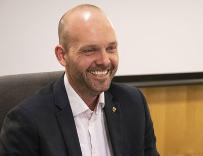 Ny fylkesordfører i Østfold, Sindre Martinsen-Evje (Ap), er glad de har fått til en avtale.