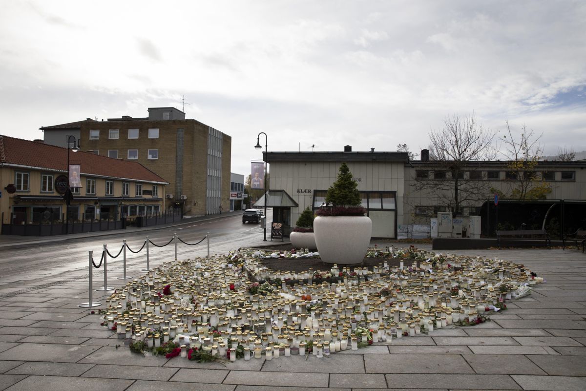 Samhandlingen mellom spesialisthelsetjenesten, kommune- og justissektoren er uklar for pasienter med psykiske lidelser og voldsrisiko, ifølge direktør Pål Iden i Ukom. Bildet viser minnested etter de fem drapene som ble begått.