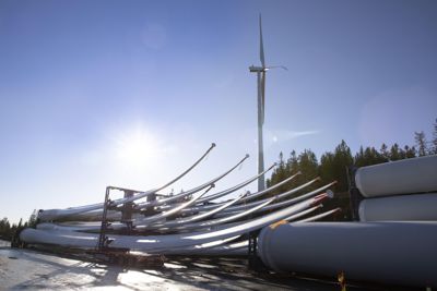 Minimumsavstand til bebyggelse og maksimumshøyde på turbinene er blant forslagene NVE nå legger fram. Her fra utbyggingen av Nord-Odal vindkraftverk.