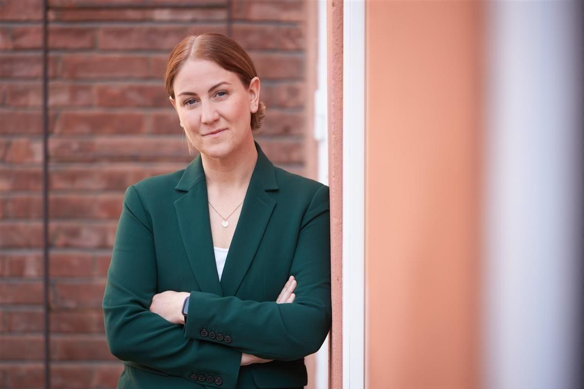 Kunnskapsminister Tonje Brenna (Ap) sier det fortsatt skal være prøver i skolene, men at man må se på systemet med nye øyne.